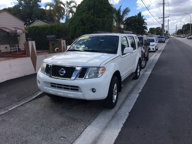 2011 Nissan Pathfinder for sale at Versalles Auto Sales in Hialeah FL