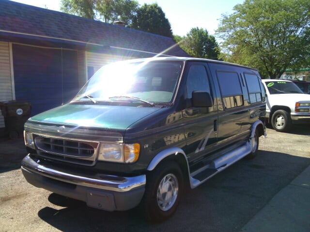 1999 Ford E-150 for sale at Dave's Garage & Auto Sales in East Peoria IL