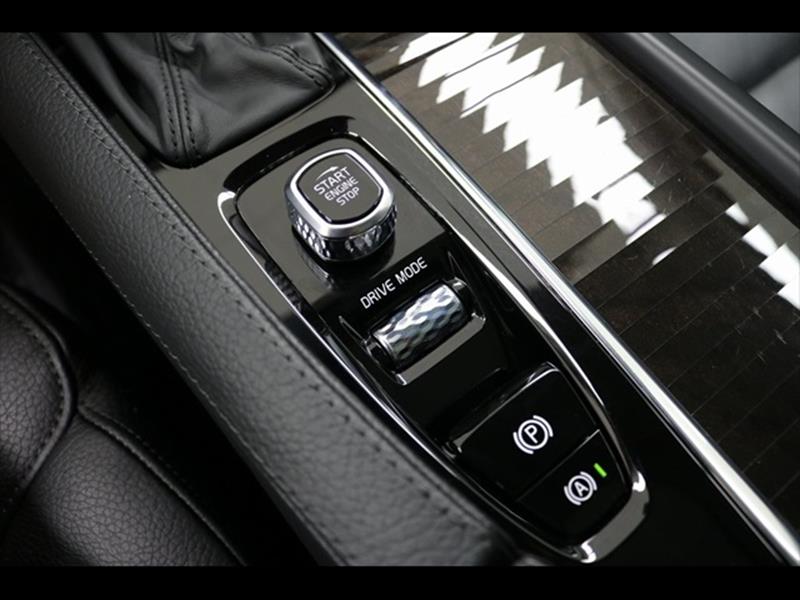 2018 Volvo XC90 T6 Momentum