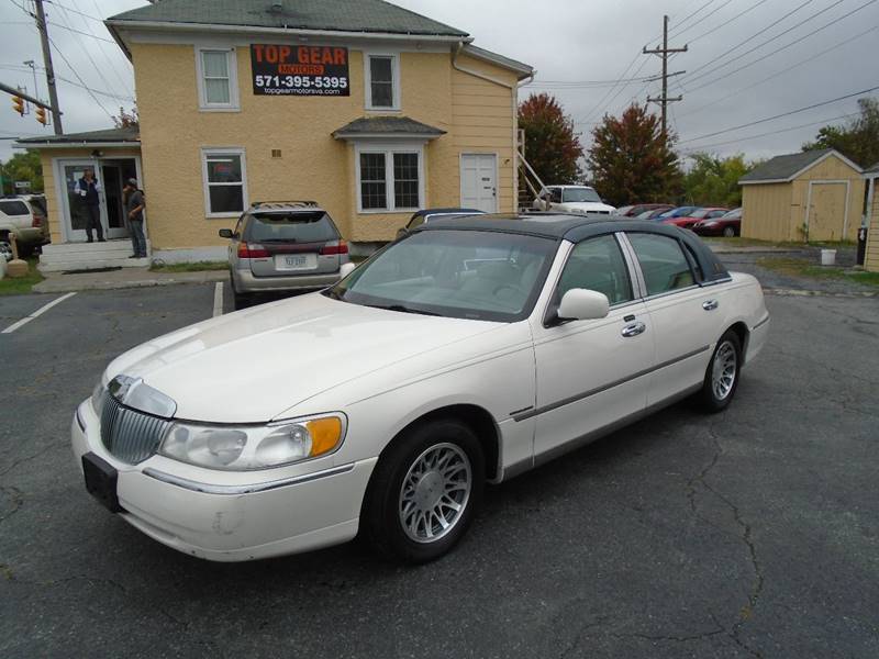 2000 Lincoln Town Car for sale at Top Gear Motors in Winchester VA