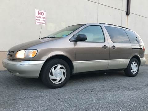 1999 Toyota Sienna for sale at International Auto Sales in Hasbrouck Heights NJ